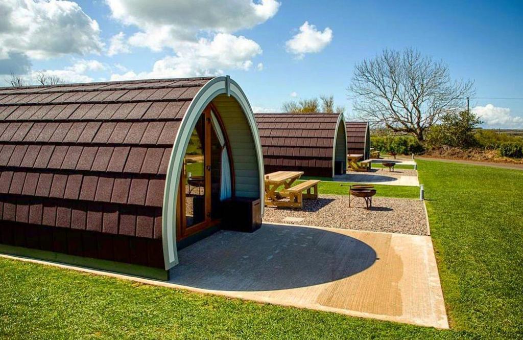Отель Causeway Country Pods Бушмилс Экстерьер фото