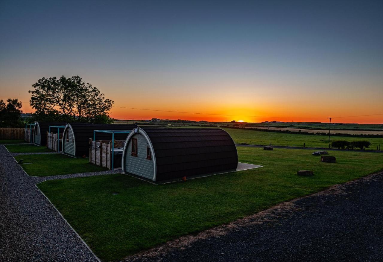 Отель Causeway Country Pods Бушмилс Экстерьер фото