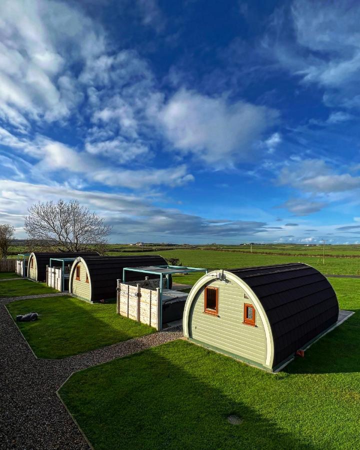 Отель Causeway Country Pods Бушмилс Экстерьер фото
